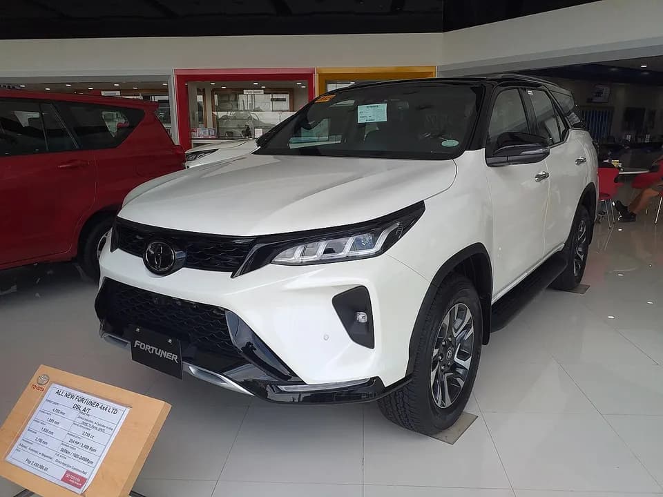 Toyota Fortuner Legender 2022 — Two-Tone Black Roof